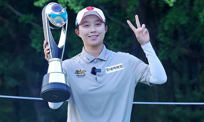 김효주가 11일 경기 고양시 뉴코리아CC에서 열린 레이디스 유러피언투어 아람코 챔피언십에서 우승한 뒤 손가락으로 2연패를 표시하며 미소 짓고 있다. 고양=연합뉴스