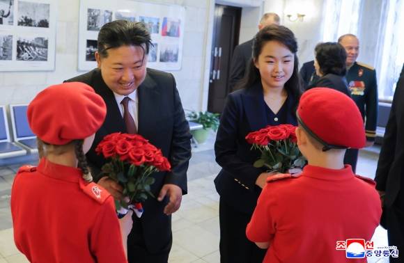 김정은, 딸 주애와 주북 러시아 대사관 방문 - 김정은 북한 국무위원장이 소련의 제2차 세계대전 승리(전승절) 80주년을 맞아 9일 오전 딸 주애와 함께 평양 주재 러시아 대사관을 방문했다고 조선중앙통신이 10일 보도했다. 2025.5.10 조선중앙통신 연합뉴스