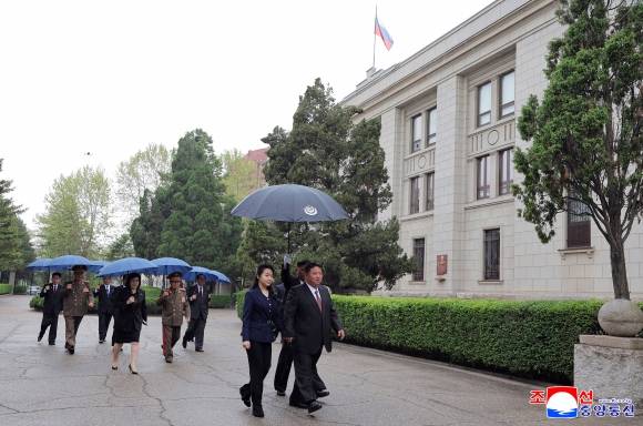 김정은, 딸 주애와 주북 러시아 대사관 방문 - 김정은 북한 국무위원장이 소련의 제2차 세계대전 승리(전승절) 80주년을 맞아 9일 오전 딸 주애와 함께 평양 주재 러시아 대사관을 방문했다고 조선중앙통신이 10일 보도했다. 2025.5.10 조선중앙통신 연합뉴스