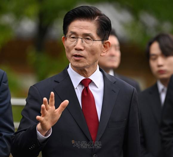 김문수 국민의힘 대선 후보가 8일 오후 서울 여의도 국회 강변서재에서 한덕수 무소속 대선 예비후보와 단일화 관련 회동을 마친 뒤 언론 브리핑을 하고 있다..2025.58홍윤기 기자