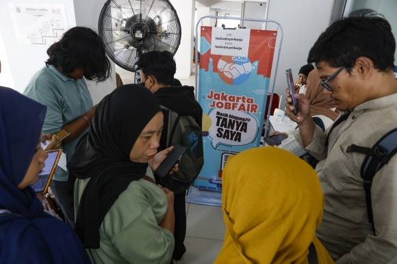 인도네시아 지원자들이 인도네시아 자카르타에서 열린 자카르타 취업 박람회에서 구인 공고를 내는 회사 부스 근처에 줄을 서고 있다. 2025.5.6 EPA 연합뉴스