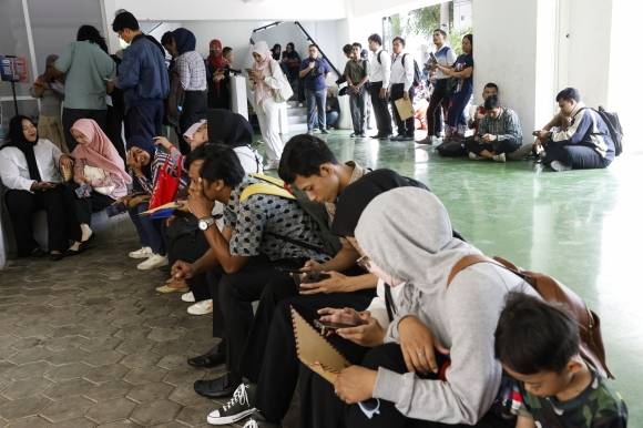 인도네시아 지원자들이 인도네시아 자카르타에서 열리는 자카르타 취업 박람회 개막 전 건물 밖에서 대기하고 있다. 2025.5.6 EPA 연합뉴스