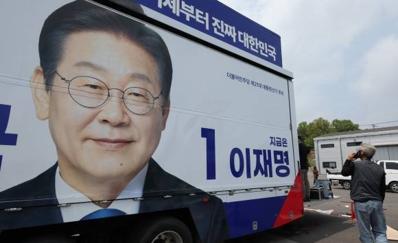 이재명 후보 유세차량 제작 - 제21대 대통령 선거 후보 등록 마감일인 11일 경기도 양주시 한 차량광고업체에서 관계자들이 더불어민주당 이재명 대선 후보 선거운동 유세차량을 제작·점검하고 있다.  연합뉴스