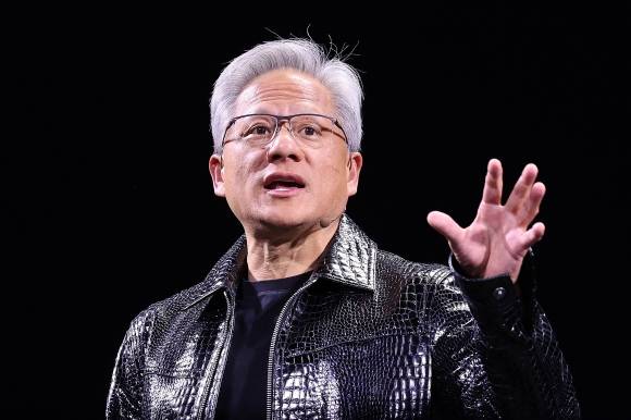 [CES2025]젠슨 황의 기조연설 - (라스베이거스(미국)=뉴스1) 신웅수 기자 = 젠슨 황 엔비디아 최고경영자(CEO)가 세계 최대 IT(정보기술)·가전 전시회 ‘CES 2025’ 개막을 하루 앞둔 6일(현지시간) 미국 네바다주 라스베이거스 만달레이베이 컨벤션센터에서 기조연설을 하고 있다. 2025.1.6/뉴스1