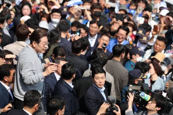 영암 찾아 연설하는 이재명 - 경청투어에 나선 이재명 더불어민주당 대통령 후보가 11일 오후 전남 영암군에 도착해 시민들을 향해 인사하고 있다. 2025.5.11 뉴스1