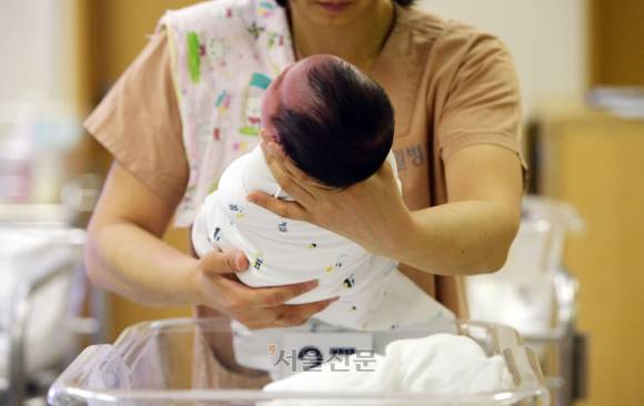 서울의 한 산부인과 신생아실에서 간호사가 신생아를 돌보고 있다. 서울신문 DB