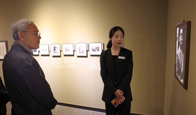 유인촌 문체부 장관이 8일 양구군립박수근미술관에서 고(故) 박수근 화백 사진을 살펴보고 있다. 사진 제공=문체부