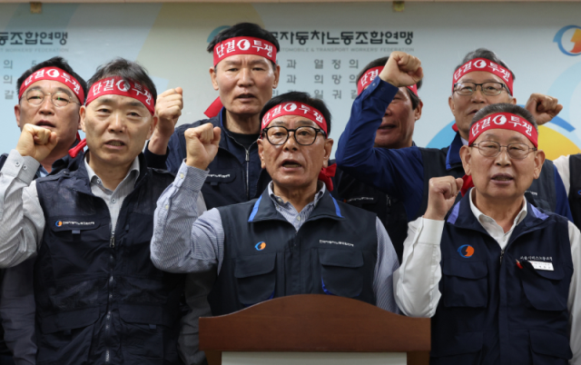 8일 서울 강남구 전국자동차노동조합연맹에서 서종수 위원장(왼쪽에서 두번째), 박점곤 서울시버스노동조합 위원장(오른쪽) 등 참석자들이 대표자회의 브리핑을 마친 뒤 구호를 외치고 있다. 연합뉴스 제공