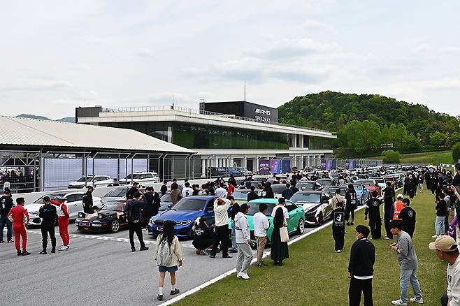 다양한 차량들과 사람들이 함께 한 넥센타이어 스피드웨이 모터 페스티벌 현장. 사진 김학수 기자