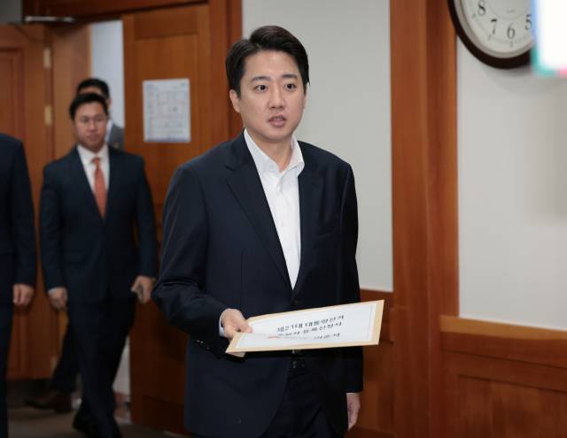 이준석 개혁신당 대선 후보가 10일 경기도 과천 중앙선거관리위원회에서 제21대 대통령선거 후보 등록을 위해 입장하고 있다. 연합뉴스