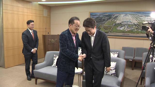 미국으로 출국하는 홍준표(왼쪽) 전 대구시장이 10일 인천국제공항 귀빈실에 배웅 나온 이준석 개혁신당 대선 후보를 만나고 있다. 연합뉴스