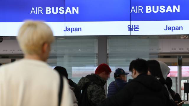 인천국제공항 1터미널 출국장에서 일본으로 향하는 여행객들이 탑승 수속을 하고 있다. 연합뉴스