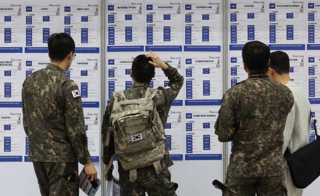 7일 경기 고양시 킨텍스에서 열린 국군장병 취업박람회에서 장병들이 채용 공고 게시판을 살펴보고 있다. 권욱 기자