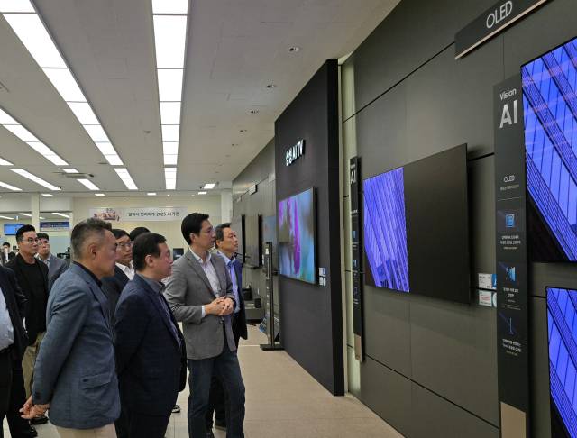 노태문(오른쪽 세 번째) 삼성전자 사장이 9일 대구광역시의 삼성스토어 북대구점을 찾아 삼성 OLED TV를 살펴보고 있다. 사진=강해령 기자