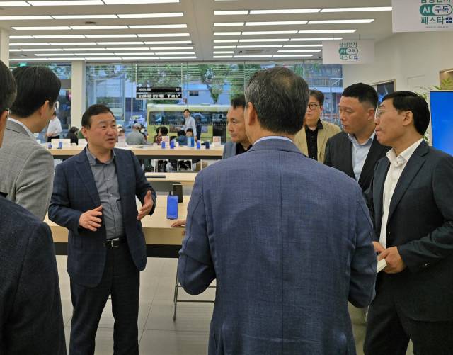 노태문(왼쪽 두 번째) 삼성전자 사장이 9일 대구광역시의 삼성스토어 북대구점을 찾아 삼성 임직원들과 가전 매장 혁신 방안을 논의하고 있다. 사진=강해령 기자