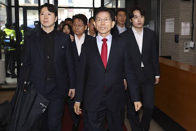 김문수 국민의힘 대선 후보가 10일 오전 서울 여의도 선거캠프에서 긴급기자회견을 마치고 국민의힘 중앙당사로 이동하고 있다. ⓒ시사저널 박정훈