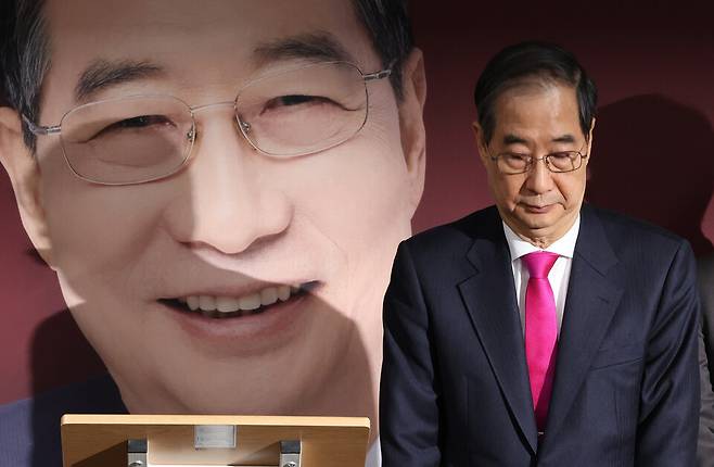 한덕수 대통령선거 예비후보가 11일 서울 여의도 캠프 사무실에서 기자회견을 마친 뒤 인사하고 있다. ⓒ연합뉴스