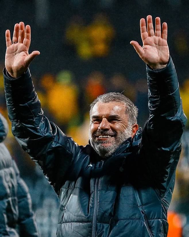 앤제 포스테코글루 토트넘 감독이 9일(한국시간) 아스프미라 스타디움에서 열린 보되/글림트와 UEL 4강 2차전을 승리한 뒤 원정팬들에게 손을 흔들며 감사를 전하고 있다. 그러나 직후 공식기자회견에서 그는 영국 취재진과 설전을 벌이며 감정적 어려움을 드러냈다. 사진출처｜토트넘 홋스퍼 SNS