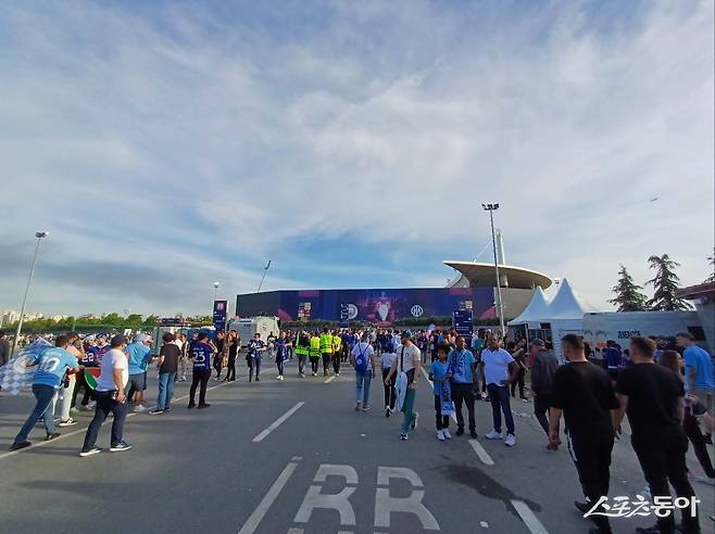 맨체스터 시티와 인터 밀란의 2023년 UCL 파이널이 열린 튀르키예 이스탄불의 아타튀르크 스타디움 주변으로 전 세계에서 몰려든 축구팬들이 지나가고 있다. 스포츠동아DB