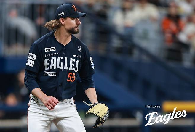 한화 와이스가 11일 고척 키움전에서 8이닝 1안타 2사사구 9탈삼진 무실점의 호투로 팀의 8-0 승리를 이끌고 6승(1패)째를 따냈다. 한화는 1992년 이후 33년만에 12연승을 내달렸다. 와이스가 포효하고 있다. 사진제공｜한화 이글스