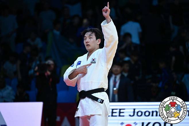 이준환이 10일 카자흐스탄 아스타나에서 열린 IJF 바리시 그랜드슬램 결승에서 나가세 다카노리를 꺾고 우승을 차지한 뒤 세리머니를 하고 있다. 사진제공｜국제유도연맹