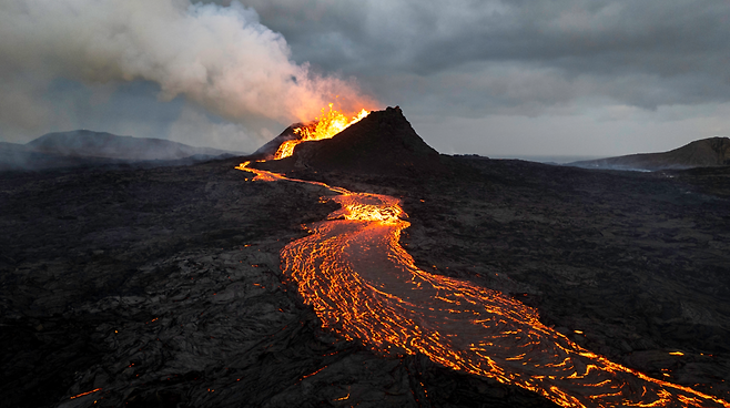 2024년 6월 2일 아이슬란드 레이캬네스 반도 순드누퀴르 화산에서 용암이 흘러나오고 있다. 이 화산은 2023년 12월 이후 다섯 차례 분출했고 인근 어촌 그린다비크와 유명 관광지 블루라군 온천이 대피 조치됐다. 게티이미지