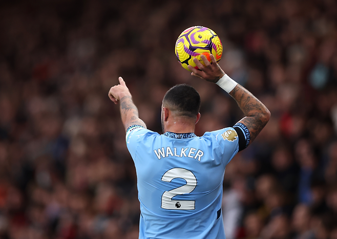 맨체스터 시티의 카일 워커가 2024년 11월 본머스전에서 스로인을 시도하고 있다. 게티이미지