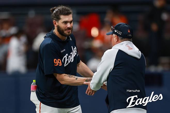 한화 외인투수 퐅세가 10일 고척 키움전 승리투수가 된 뒤 김경문 감독과 손을 잡고 있다. 한화 이글스 제공