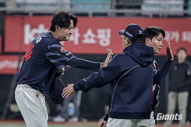 10일 KT전을 마치고 하이파이브하는 롯데 김원중과 김태형 감독. 롯데 자이언츠 제공