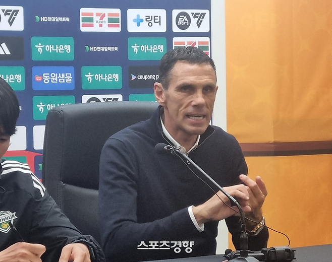 전북 거스 포옛 감독이 11일 광주전을 마친 뒤 인터뷰하고 있다. 김세훈 기자