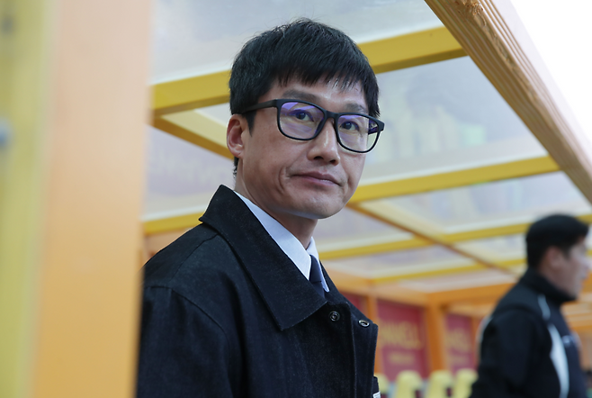 광주 이정효 감독이 11일 전북전에 앞서 그라운드를 바라보고 있다. 프로축구연맹 제공