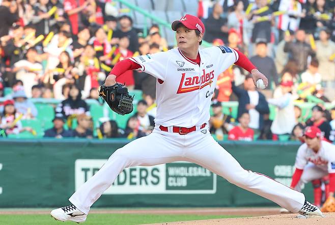 SSG 김광현이 11일 인천 KIA전 선발 등판해 공을 던지고 있다. 연합뉴스