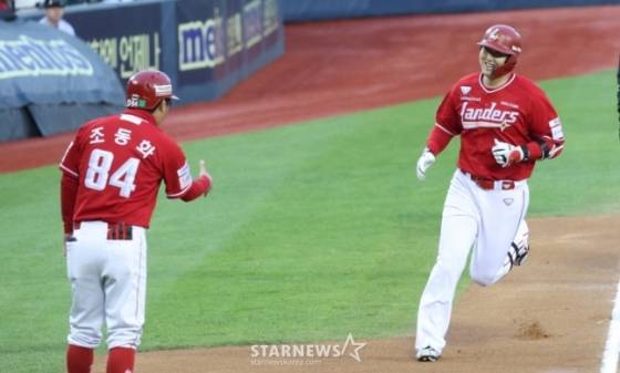 환하게 웃는 최정(오른쪽). /사진=김진경 대기자