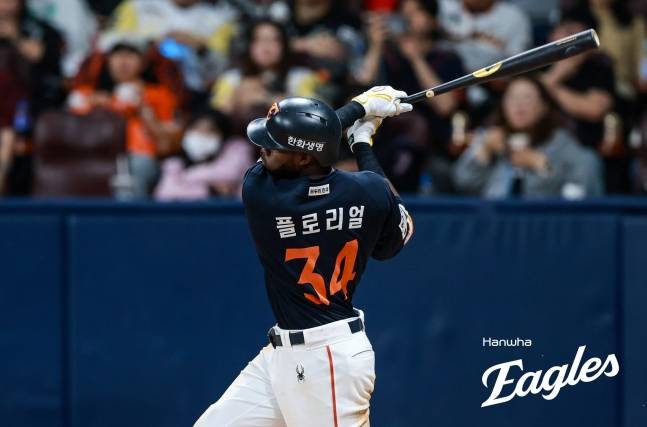 한화의 에스테반 플로리얼(가운데)이 11일 고척 키움전에서 안타를 치고 있다. /사진=한화 이글스 제공