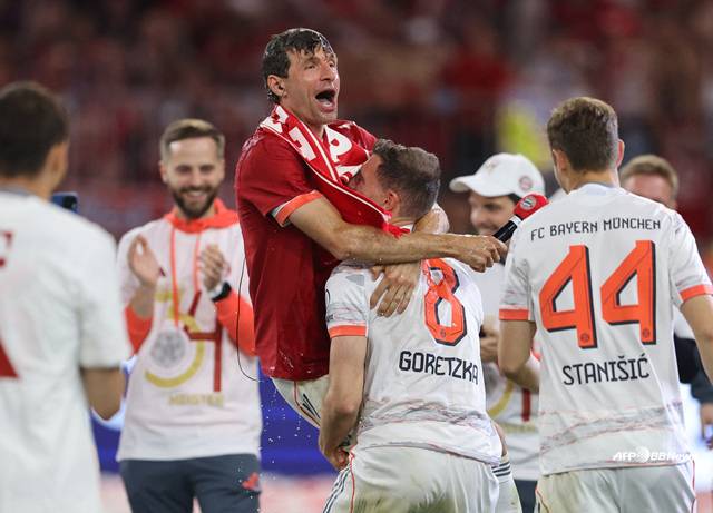 동료들의 축하를 받고 있는 토마스 뮐러(가운데). /AFPBBNews=뉴스1