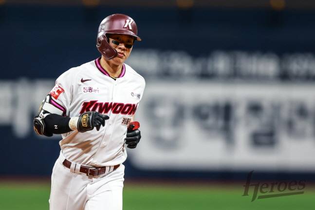 홈런을 날리고 베이스를 도는 송성문. /사진=키움 히어로즈 제공