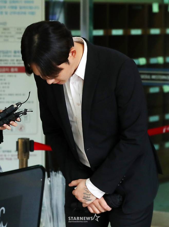 마약류 관리에 관한 법률 위반(향정) 혐의를 받고 있는 가수 남태현이 19일 오전 서울 마포구 서부지방법원에서 진행된 첫 공판 기일을 마친 뒤 법원을 나서고 있다.  남태현은 지난해 8월 마약 파문에 휘말렸다. 당시 채널A 예능프로그램 '하트시그널3' 출연자였던 서민재가 SNS를 통해 남태현과의 필로폰 투약을 폭로했던 것. 이에 경찰은 지난해 9월 서민재와 남태현의 소변과 모발을 채취해 국립과학수사연구원(국과수) 감정을 의뢰했다. 검사 결과 필로폰 양성 반응 결과가 나온 것으로 전해졌다. 2023.10.19 /사진=김창현