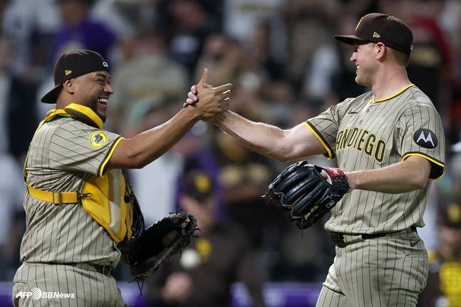 완봉승을 거둔 스테픈 콜렉(오른쪽). /AFPBBNews=뉴스1