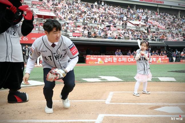 시포를 맡은 신본기가 11일 수원 KT-롯데전에 앞서 열린 자신의 은퇴식에서 아들의 공을 받고 있다. /사진=KT 위즈 제공