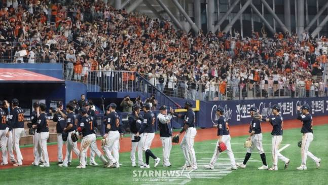 12연승을 달린 한화가 경기 후 하이파이브를 하고 있다. /사진=김진경 대기자