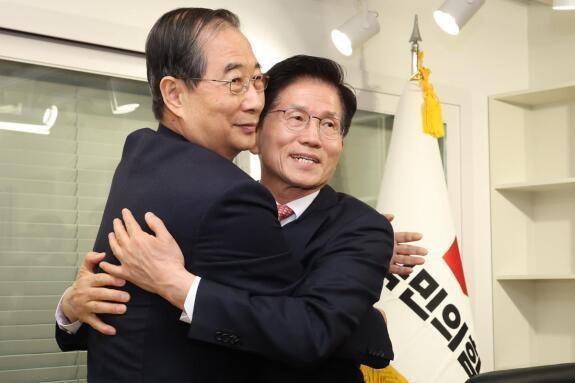 김문수 국민의힘 대선 후보(오른쪽)가 5월 11일 오전 서울 여의도 국민의힘 당사에서 한덕수 전 국무총리와 포옹하고 있다. 사진공동취재단