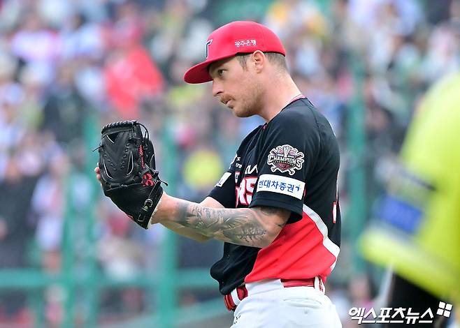 10일 오후 인천SSG랜더스필드에서 열린 '2025 신한 SOL Bank KBO리그' KIA 타이거즈와 SSG 랜더스의 경기, 5회말 1사 2루 KIA 올러가 김도영의 수비에 박수를 보내고 있다. 문학, 김한준 기자