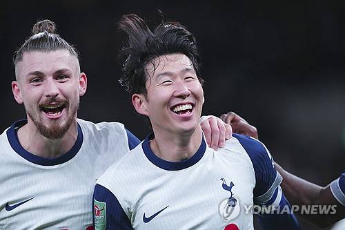 안지 포스테코글루 감독이 지난 10일(한국시간) 영국 런던에 있는 토트넘 홋스퍼 훈련장에서 진행된 크리스탈 팰리스와의 경기 전 기자회견에서 손흥민의 복귀 가능성에 대해 알렸다.&nbsp;연합뉴스