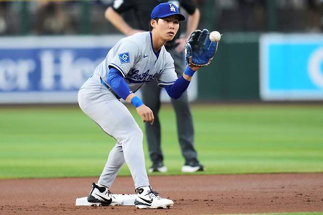 LA 다저스 김혜성이 11일 미국 애리조나주 피닉스의 체이스필드에서 열린 2025 미국프로야구 메이저리그(MLB) 애리조나 다이아몬드백스와의 원정경기에 8번타자 겸 중견수로 선발 출전해 3타수 1안타를 기록했다. AP 연합뉴스