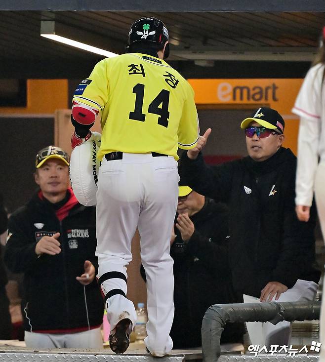 10일 오후 인천SSG랜더스필드에서 열린 '2025 신한 SOL Bank KBO리그' KIA 타이거즈와 SSG 랜더스의 경기, 9회말 2사 SSG 최정이 솔로 홈런을 날린 후 이숭용 감독의 축하를 받고 있다. 문학, 김한준 기자