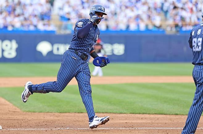 삼성 라이온즈 르윈 디아즈가 11일 대구 LG 트윈스전에서 홈런을 친 뒤 베이스를 돌고 있다. 삼성 라이온즈
