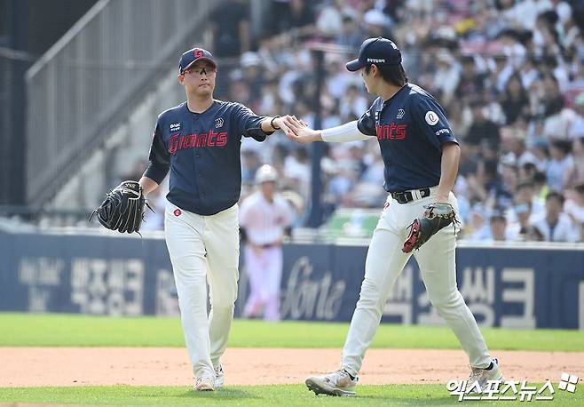 롯데 투수 박세웅(왼쪽)은 11일 수원KT위즈파크에서 열린 '2025 신한 SOL Bank KBO 리그' KT와 더블헤더 1경기에서 선발 등판했다. 최종 성적 6.1이닝 1실점(무자책점)으로 시즌 8승을 챙겨 다승 단독 1위로 올라섰다. 엑스포츠뉴스 DB