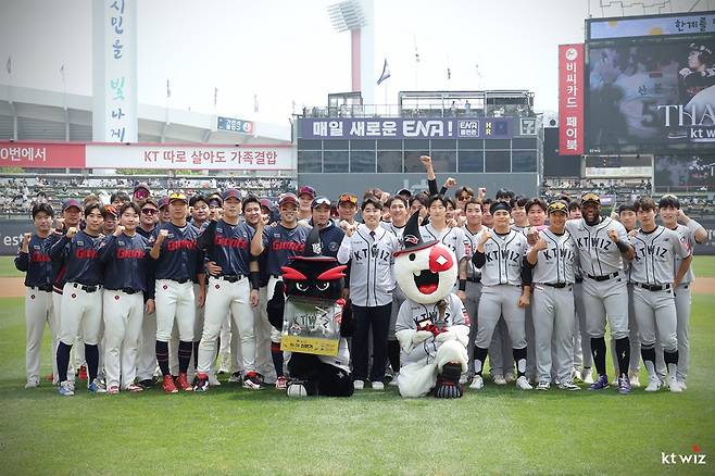 前 롯데, KT 내야수 신본기(가운데)는 11일 수원KT위즈파크에서 열린 '2025 신한 SOL Bank KBO 리그' KT 위즈와 롯데 자이언츠 더블헤더 1경기 자신의 은퇴식에 참가했다. 신본기는 선수 생활 내내 많은 응원을 보내준 팬들에게 고개 숙여 감사 인사를 전했다. KT 위즈