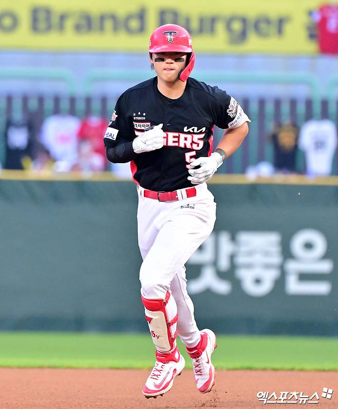 11일 오후 인천SSG랜더스필드에서 열린 '2025 신한 SOL Bank KBO리그' KIA 타이거즈와 SSG 랜더스의 더블헤더 2차전 경기, 4회초 1사 KIA 김도영이 솔로 홈런을 날린 후 그라운드를 돌고 있다. 문학, 김한준 기자