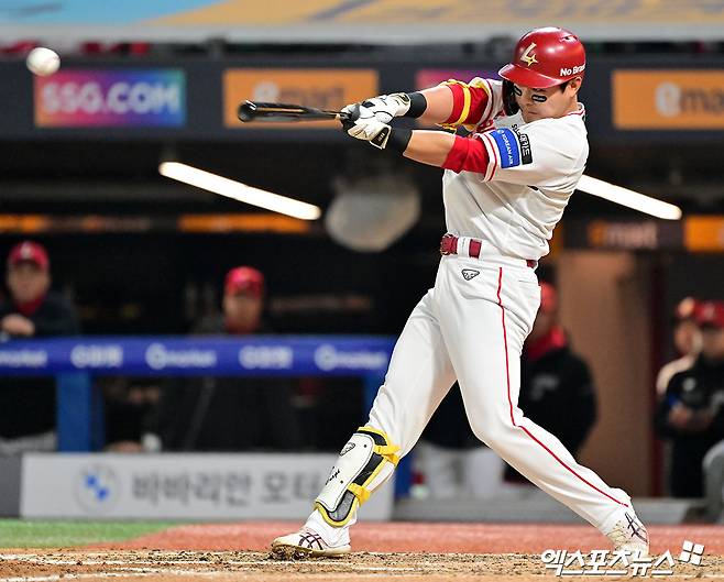 11일 오후 인천SSG랜더스필드에서 열린 '2025 신한 SOL Bank KBO리그' KIA 타이거즈와 SSG 랜더스의 더블헤더 2차전 경기, 6회말 1사 만루 SSG 최준우가 1타점 적시타를 날리고 있다. 문학, 김한준 기자